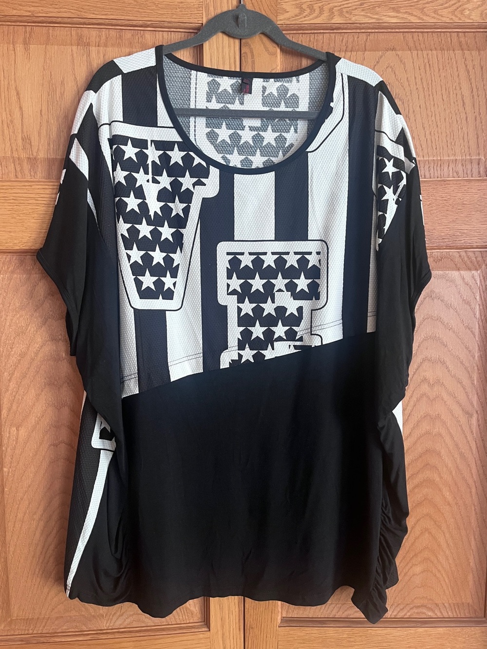 Women's Black and White Graphic Star Stripe Tunic Top